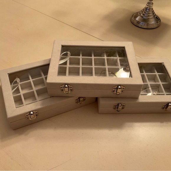 Velvet 24-Grid Jewelry Box 💍 - Picture 6 of 8